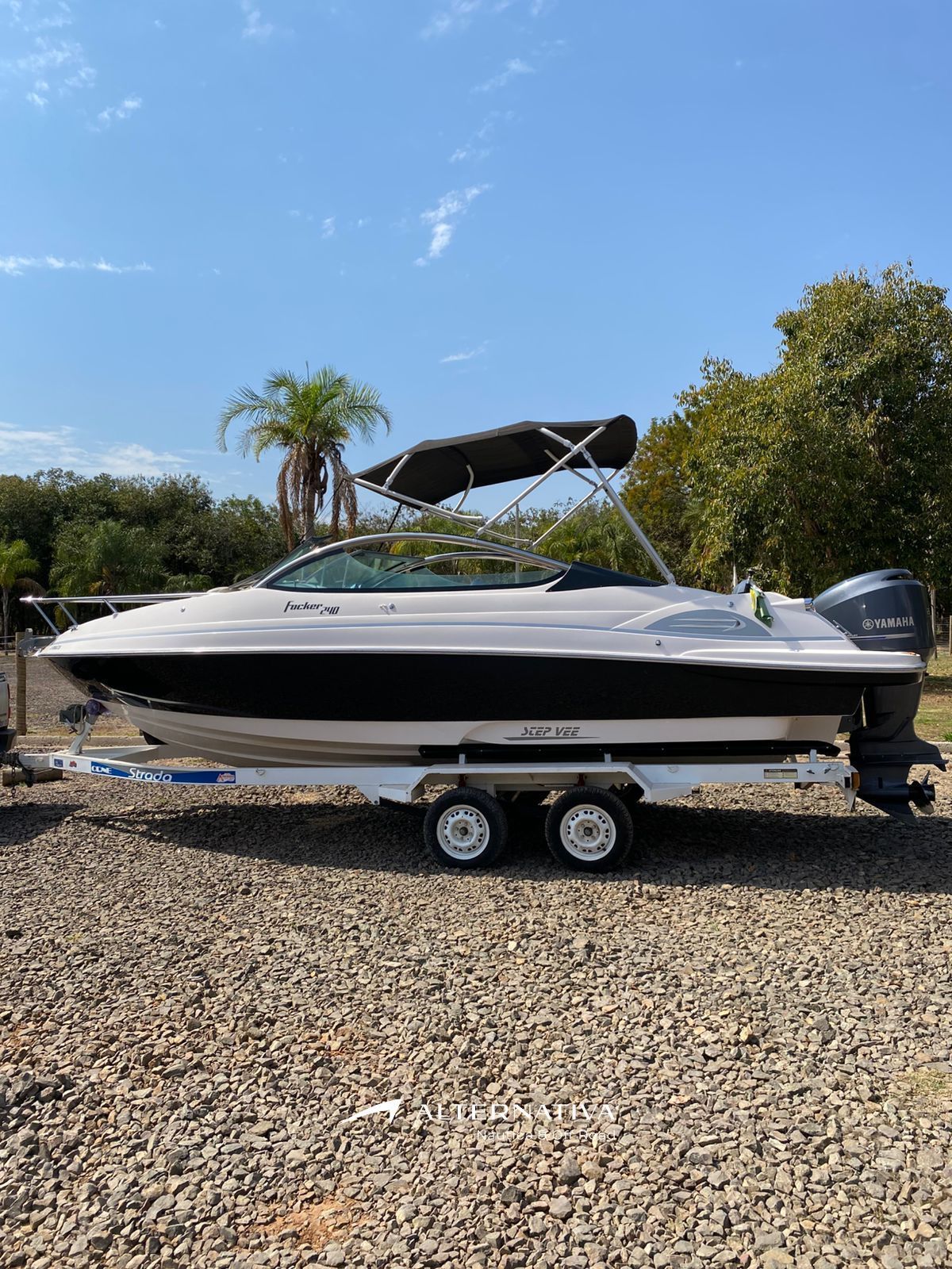 Lancha Fibrafot Focker 240 (2013) 197hrs - Yamaha 225hp 4T + Carreta ODNE Strada trucada - Lj